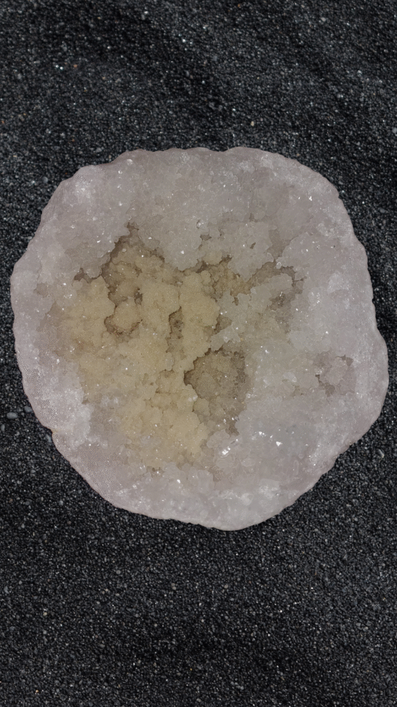 Demi géode de Cristal de Roche et Calcite 1,2 KG